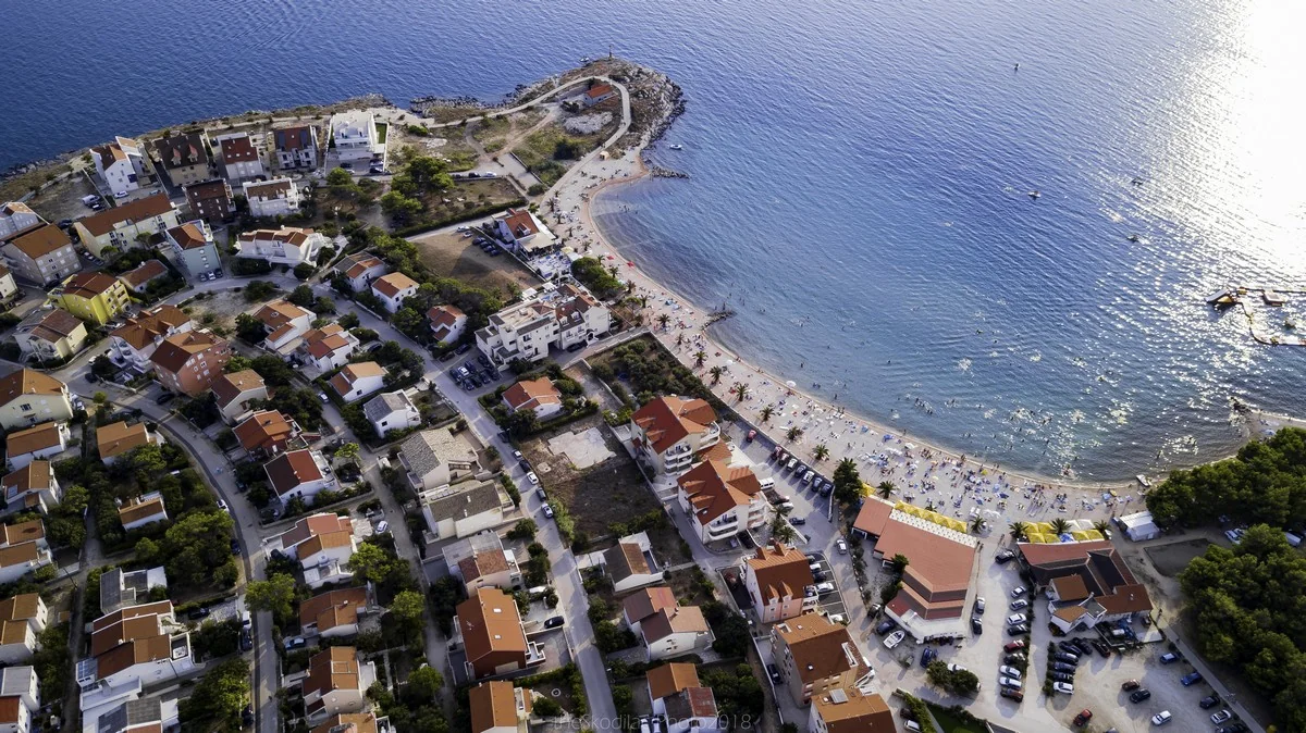 Luftaufnahme der Küste und des Strands Dubrovnik in Povljana